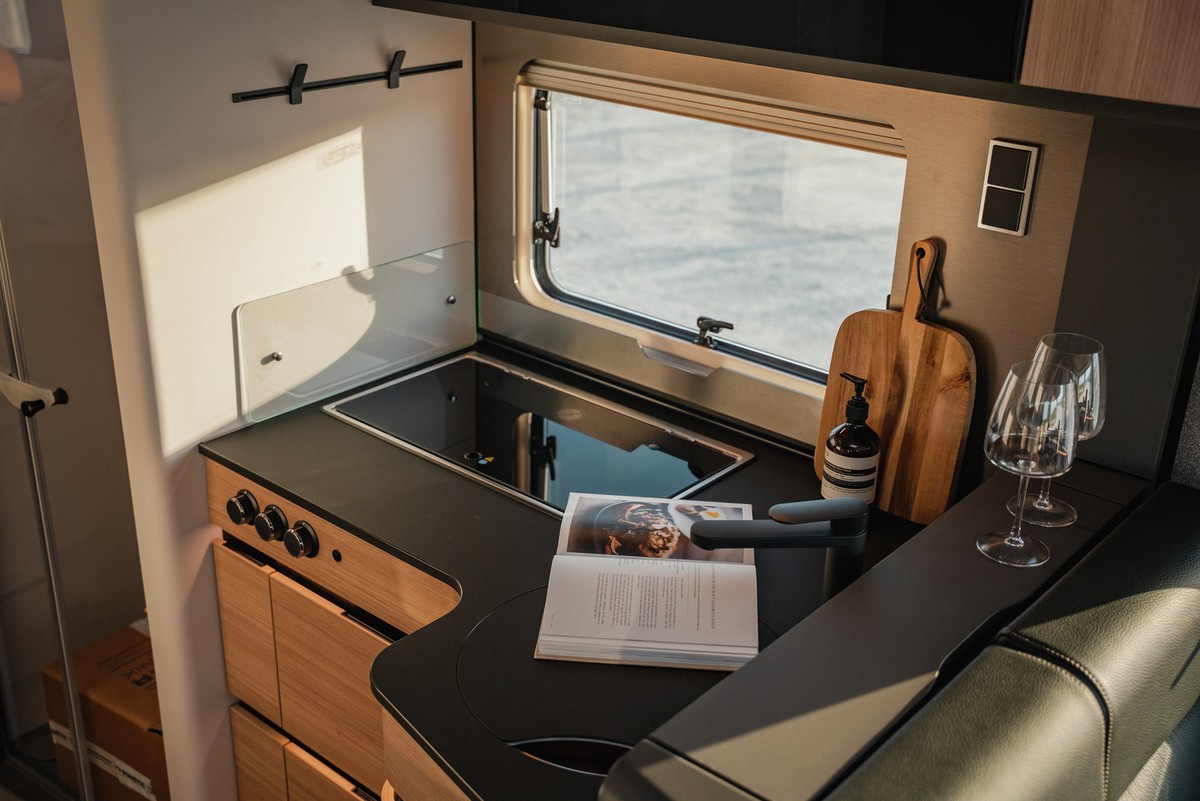 Cocina de diseño de la Hymer B-ML I 780, con doble seno y encimera de mineral compuesto