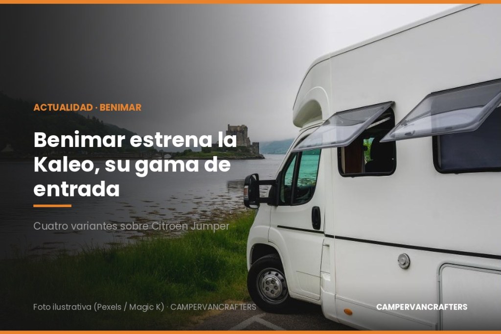 Autocaravana perfilada blanca junto a un lago, imagen ilustrativa (no es el modelo Benimar Kaleo)
