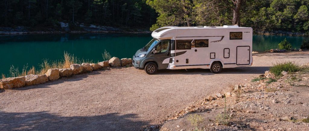 Autocaravana perfilada Benimar Kaleo aparcada junto a un embalse