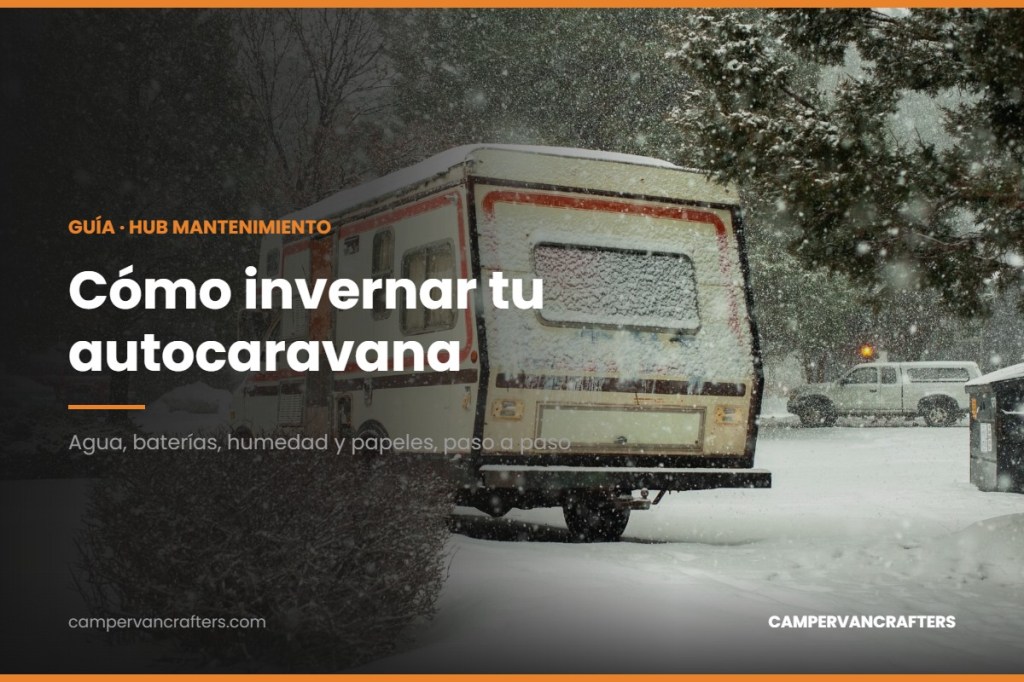 Autocaravana cubierta de nieve aparcada durante una nevada, portada de la guía de invernaje