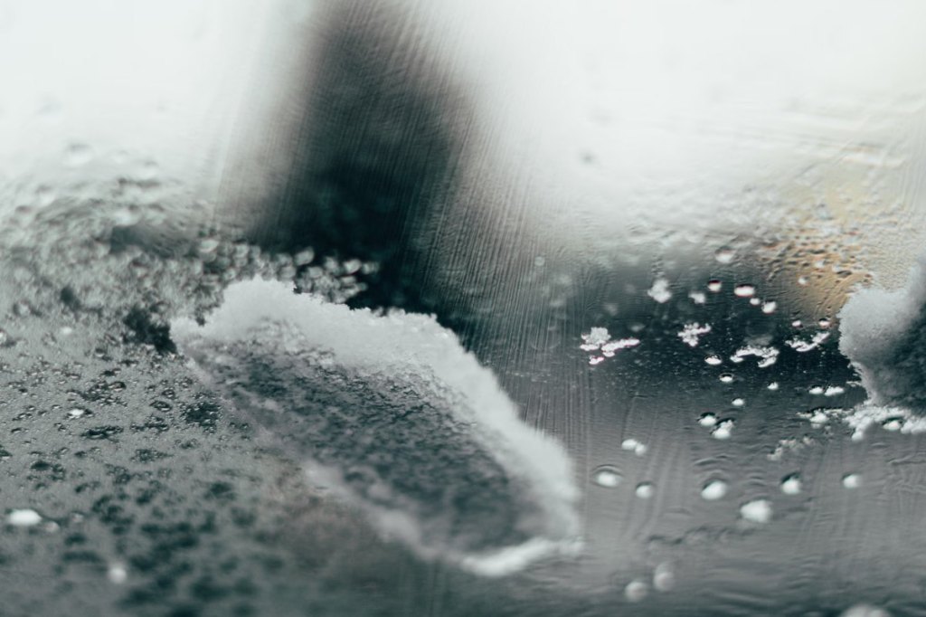 Cristal cubierto de escarcha y condensación en invierno