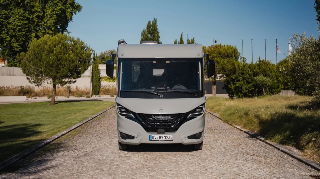 Autocaravana integral Hymer B-ML I 780 vista de frente en un camino empedrado