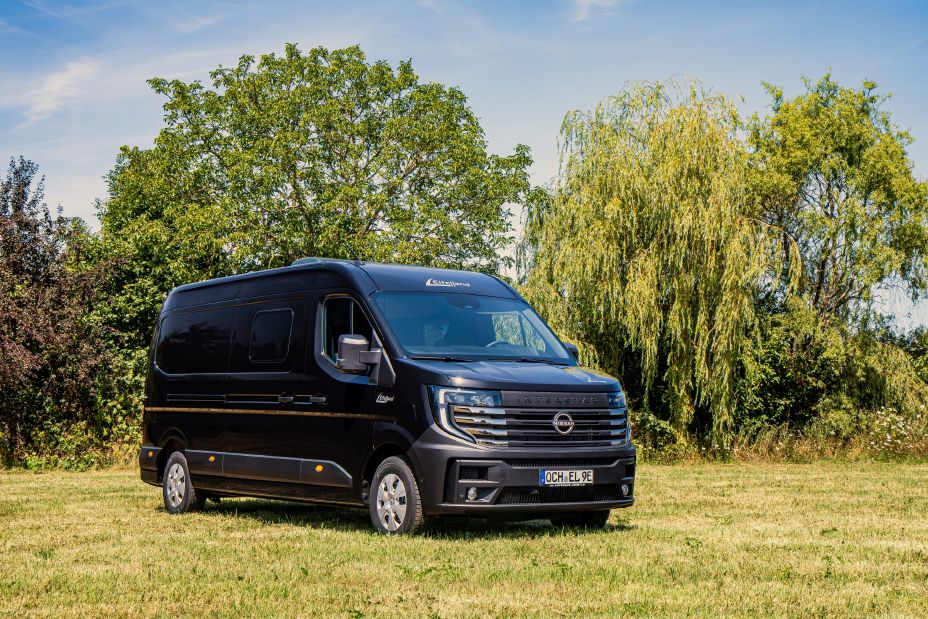 Camper eléctrica Eifelland Relax sobre Nissan Interstar-e negra aparcada en un prado