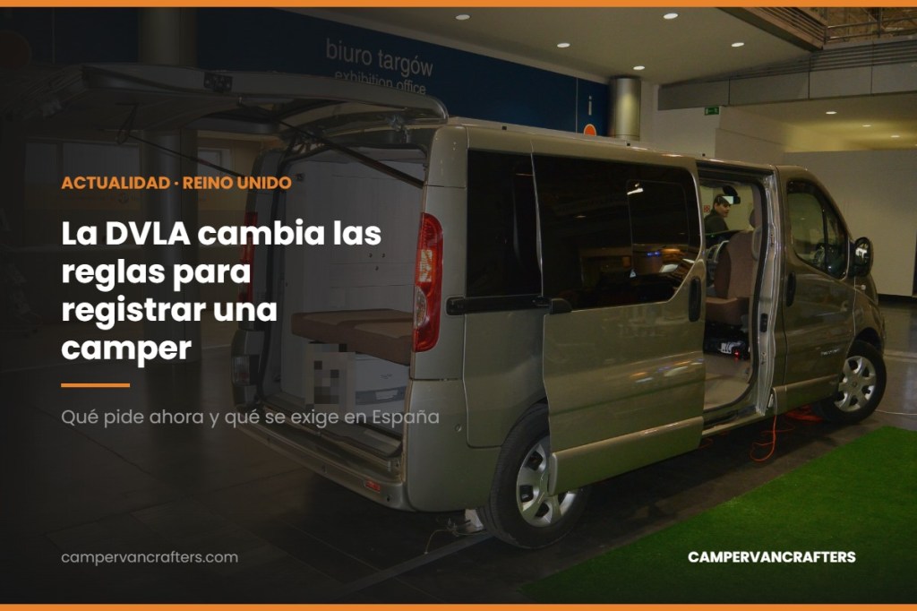 Renault Trafic camperizado con la puerta lateral abierta en un salón, con el titular sobre la nueva guía de la DVLA