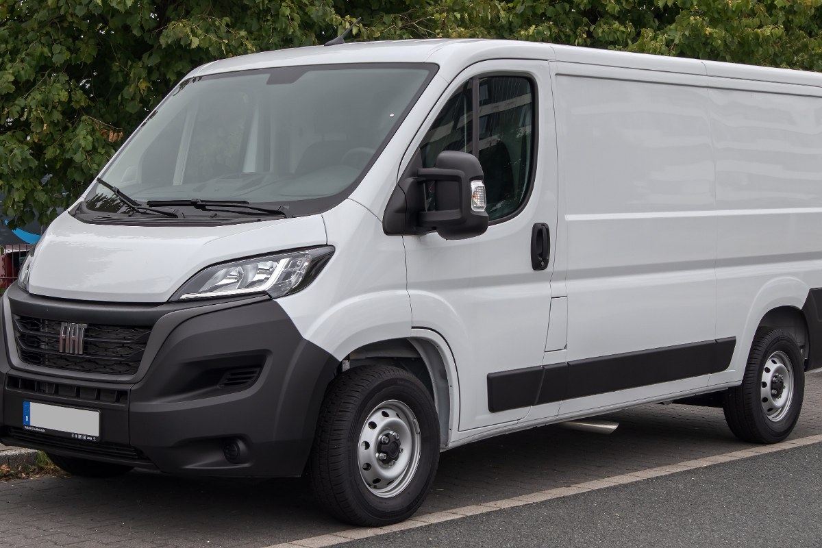Fiat Ducato furgón L2 de la generación actual, vista frontal tres cuartos