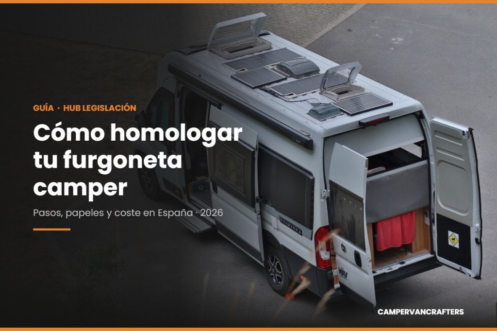 Furgoneta camper blanca con placas solares y claraboyas en el techo y las puertas traseras abiertas