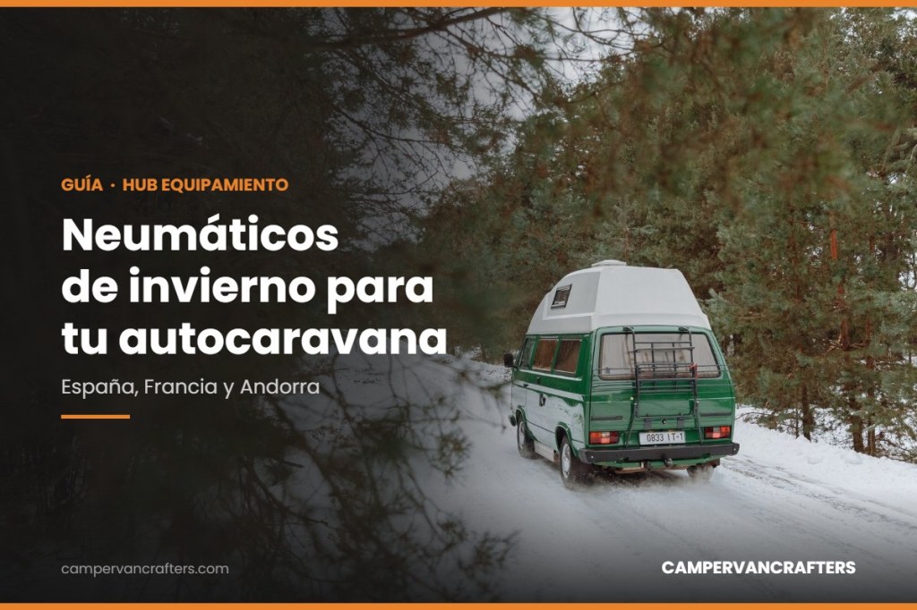 Furgoneta camper con techo elevable circulando por una pista nevada entre pinos, con el titular Neumáticos de invierno para tu autocaravana