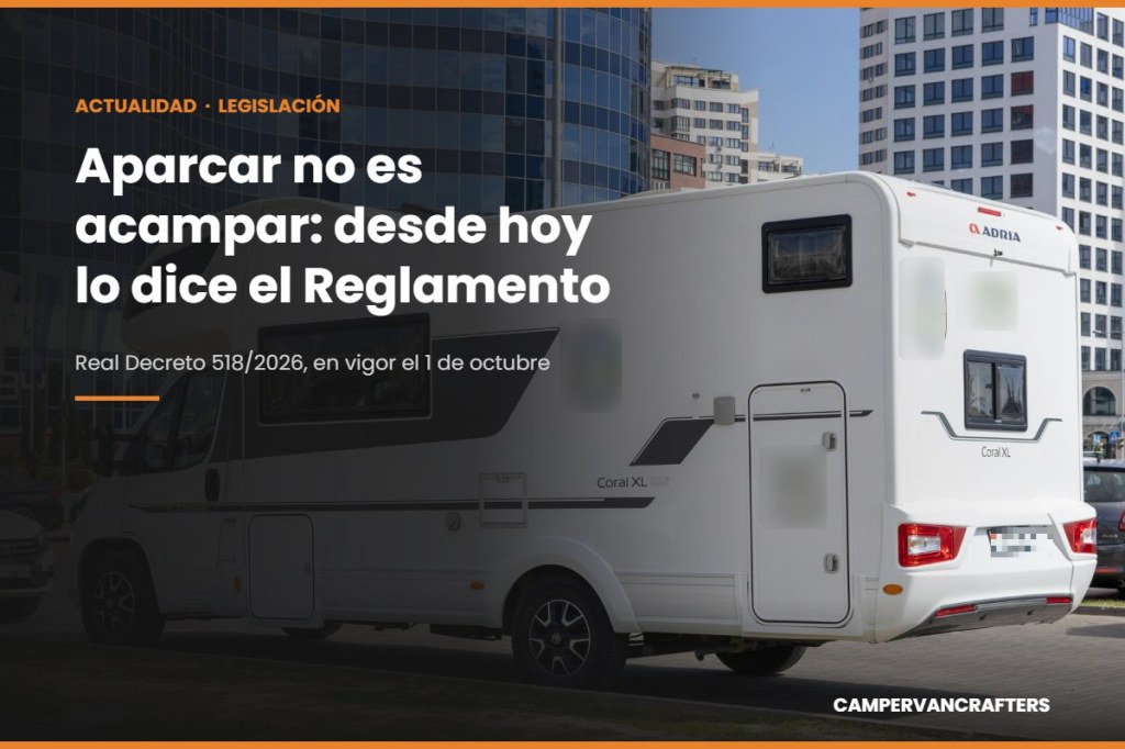 Autocaravana capuchina blanca aparcada en una calle urbana junto a edificios de oficinas, con el titular «Aparcar no es acampar: desde hoy lo dice el Reglamento»